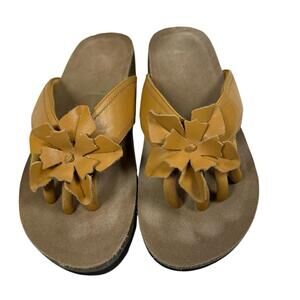 WELLROX Chloe‎ Sandals Flip Flops 10 Tan Leather Floral Comfort VGUC Summer Yoga